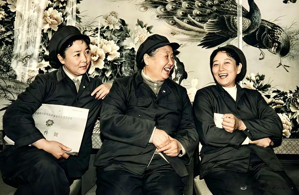 1979年，八一电影制片厂的田华、王苹、王晓棠三位艺术家留下了一张珍贵合影。照