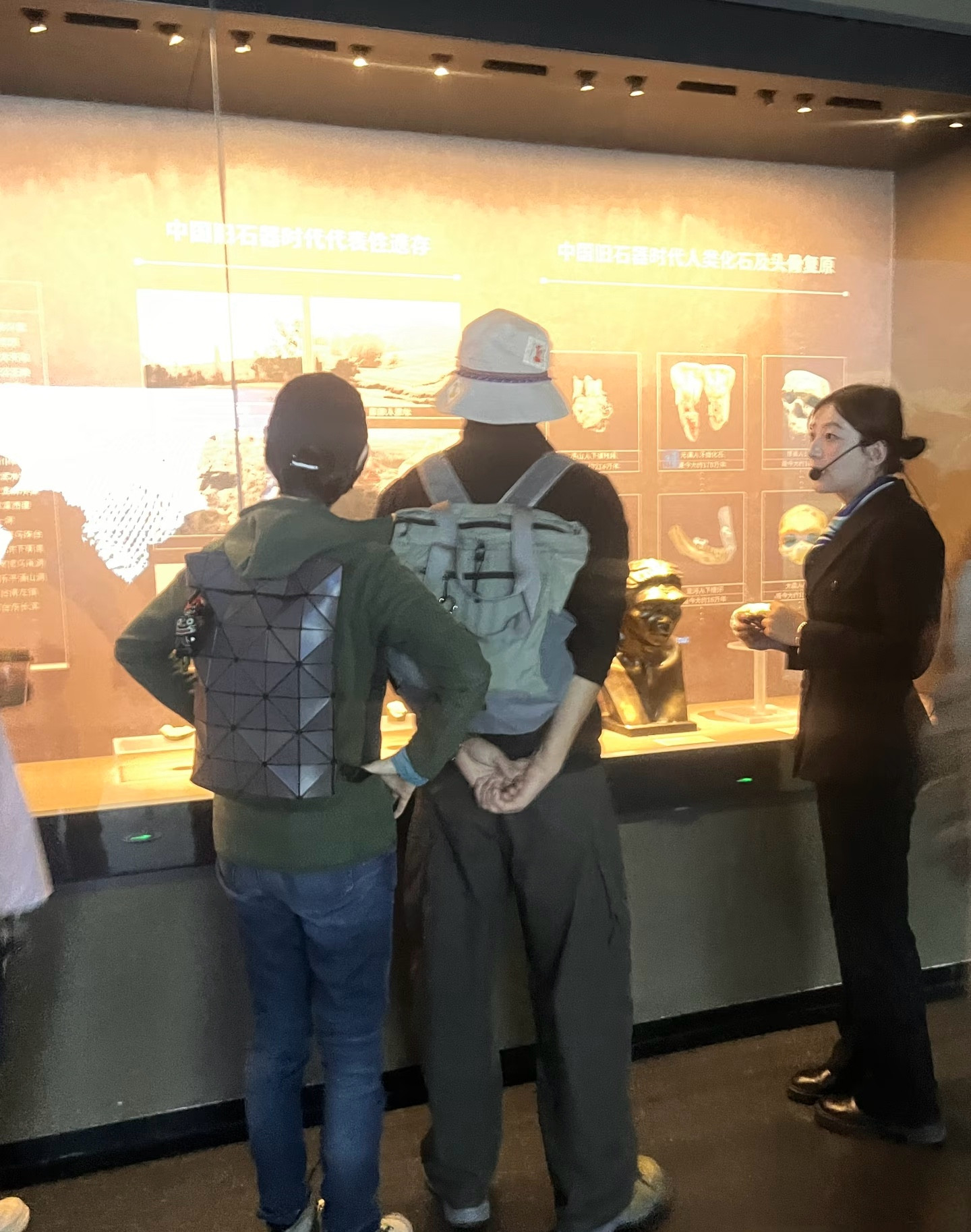 62岁刘青云和老婆郭蔼明在西藏博物馆参观被偶遇，他们都打扮休闲舒适风格，夫妻俩戴着帽子，背着帆布包，