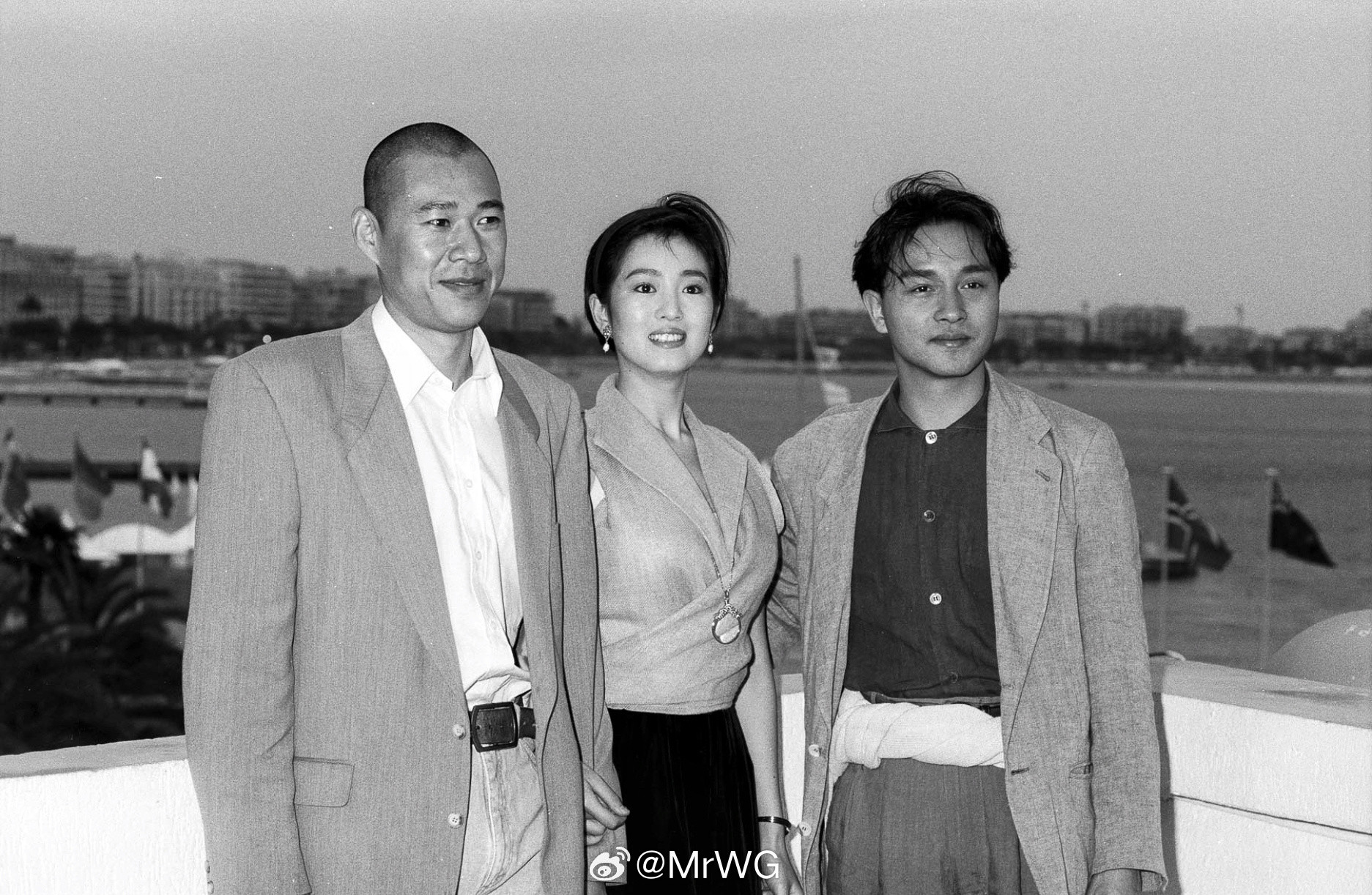 张国荣搭乘花絮去幕后那年意气风发时，海滨的“蝶衣”，俊逸帅气——1993戛纳电