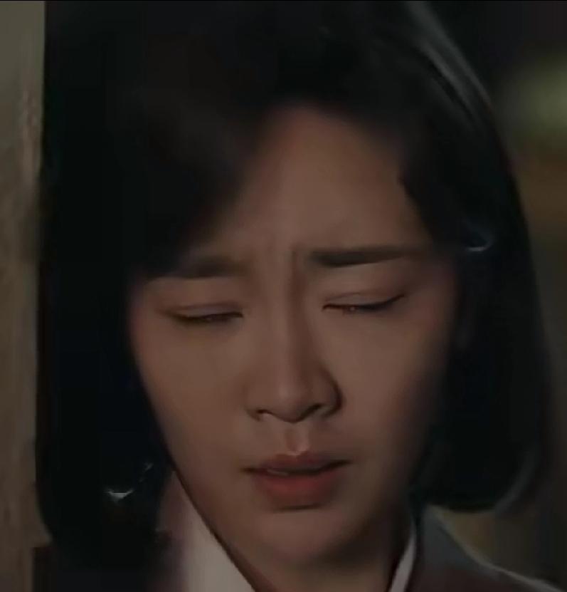 刘成出轨那天，元媛在门外站了整整四十分钟。她没哭没闹，只是看着手里那张皱巴巴