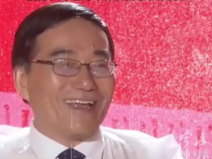 宁波大学这场开学典礼，暴雨来得猝不及防。校长蔡荣根上台后没翻开那叠厚厚的讲稿，只说了三句话就宣布散场
