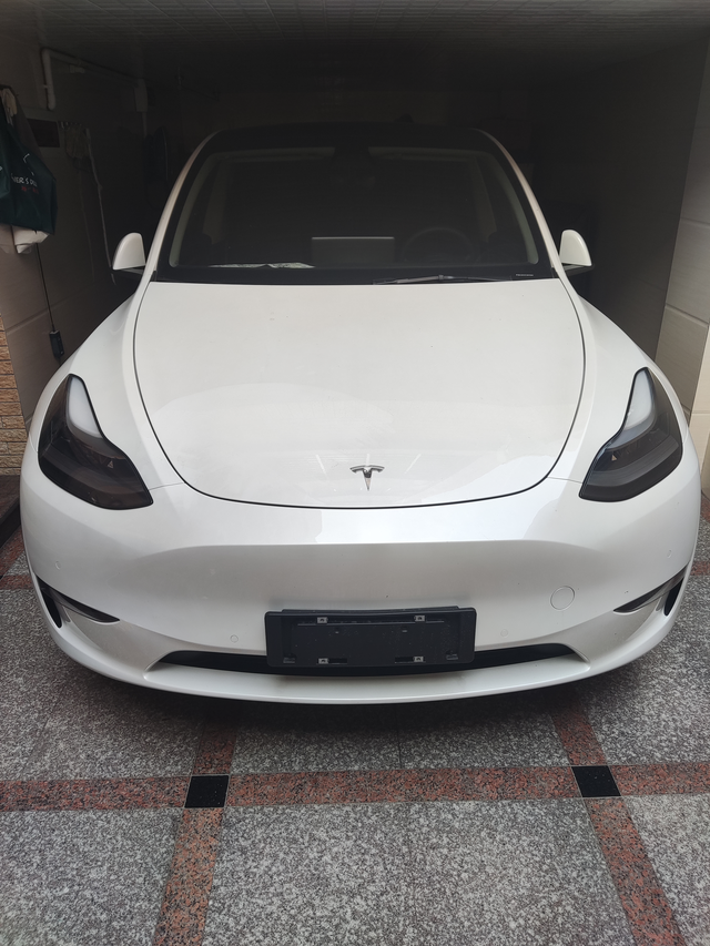 modely的优点优点篇：1.超大的全景天窗，绝配蓝天白云和傍晚的夕阳，晚上