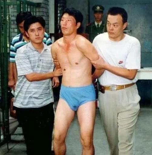1997年，“悍匪”白宝山被抓捕后，一张非常“狼狈”的照片，镜头中的他穿了一件蓝