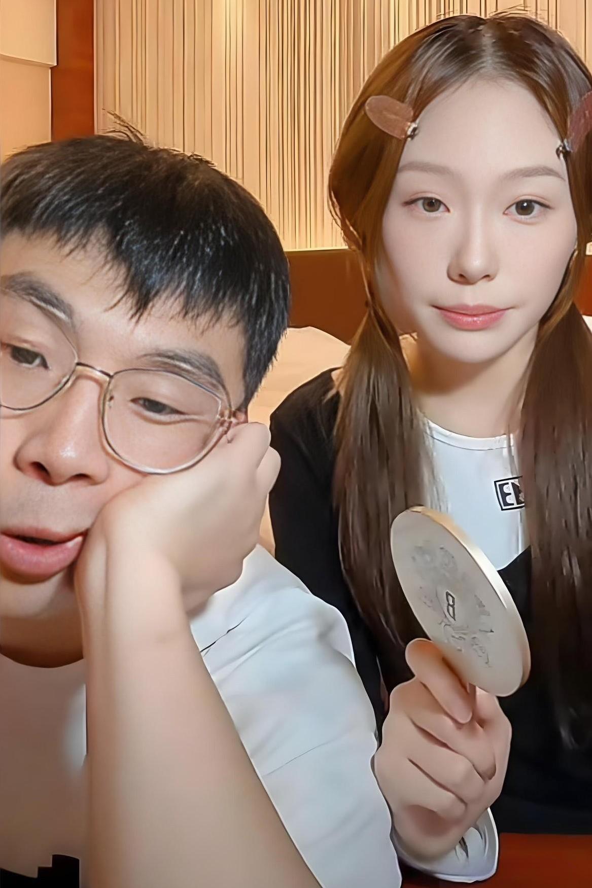 张九南头婚因为啥离的啊？就在刚刚，看了德云社小角儿张九南小夫妻直播。南嫂又漂亮