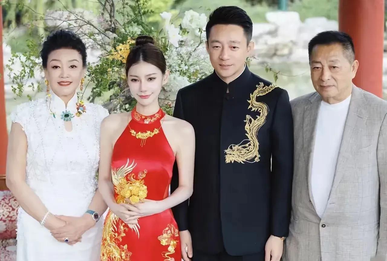 张兰与汪大爷同框了，两个人还穿了情侣款，汪大爷西装里面的短袖是白色的，张兰穿了