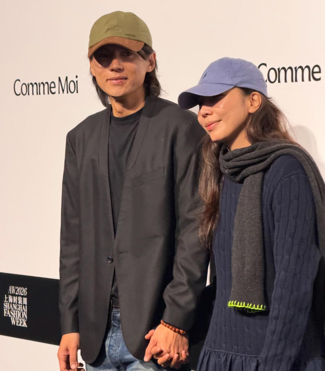 原来张婉婷得知老公宋宁峰出轨后，两人还一起去参加上海时装周。出了这档子事，两