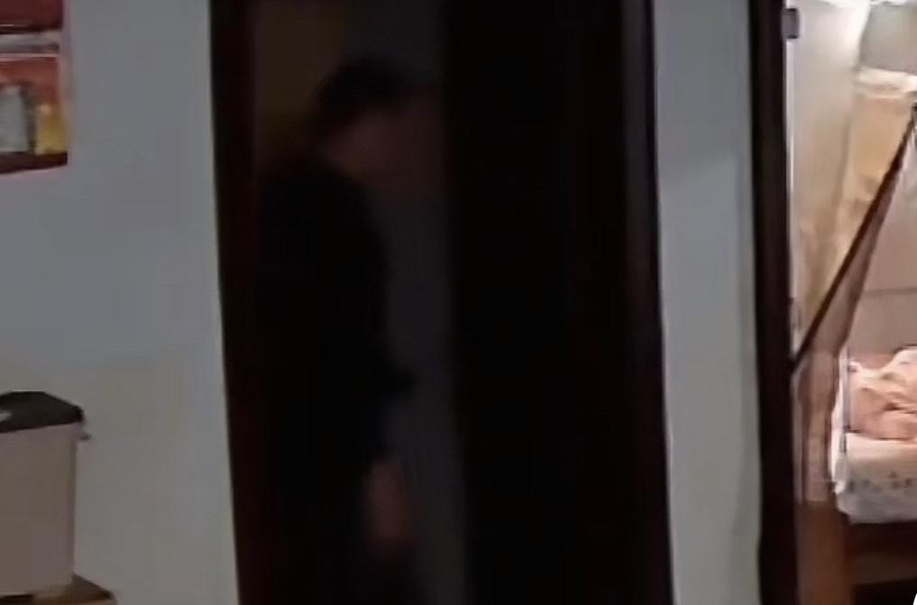 孙女在厕所泡脚，爷爷却当着孙女的面上厕所，粗看之下可能会忍不住想要谴责这位老人，