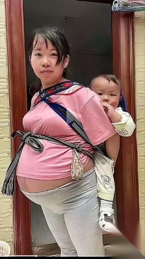 刷到个哺乳期妈妈视频肚子大了背还挂着娃点进去发现，她怀里抱着9个月的小宝