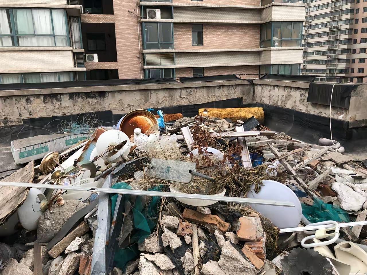 后背发凉！成都金堂，一位女业主住了8年的房子，客厅正上方的天台角落里，竟然藏着一