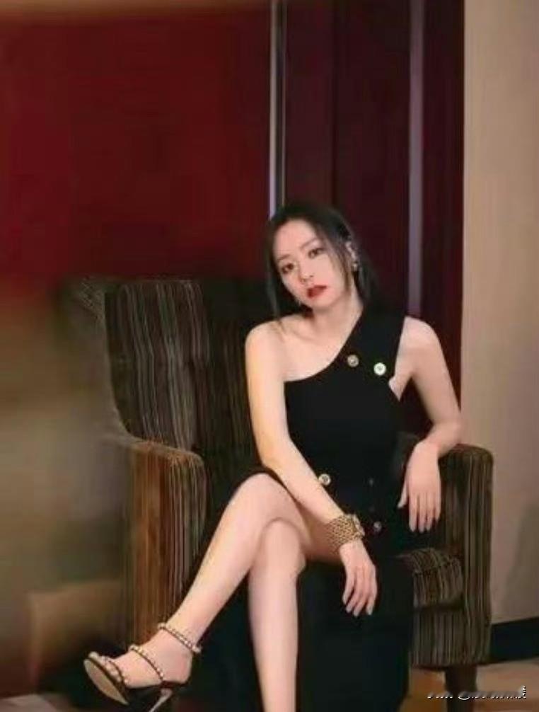 39岁张靓颖状态太绝！一袭黑裙优雅大气，成熟韵味扑面而来✨张靓颖这组造型真的让人眼前一亮。一身简约黑