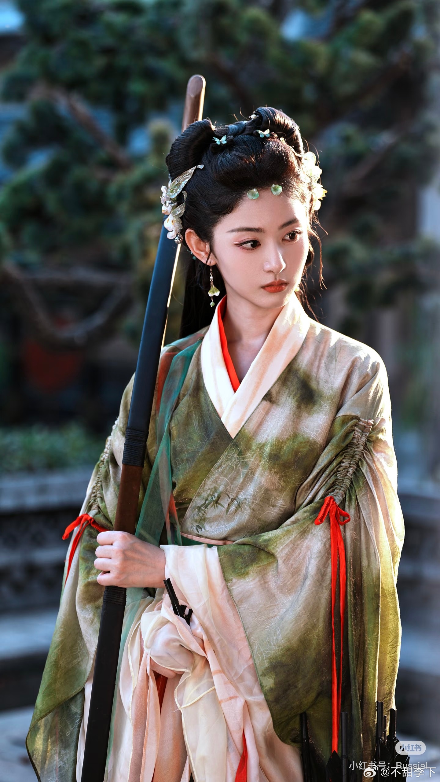 赵晴这个剧的妆造还挺特别的，虽然发型没变过，但是额头上那两片小巧思很有辨识度