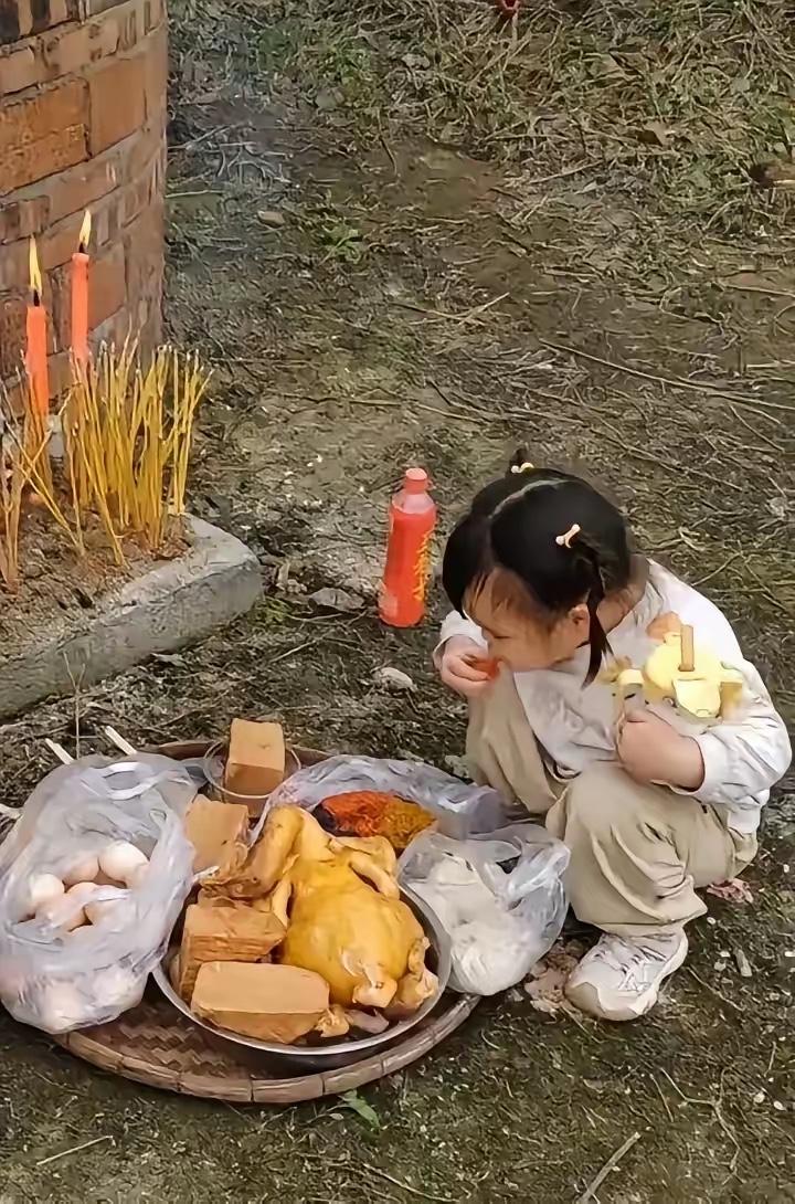 清明上坟，孩子先“动筷”，是冒犯还是可爱？广东这位妈妈的经历简直让人笑出眼泪！女