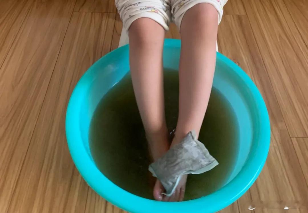 婴儿腹胀的泡澡处方一月大的婴儿，腹胀，吃了母乳不消化，睡觉不踏实。脾胃泡脚包，