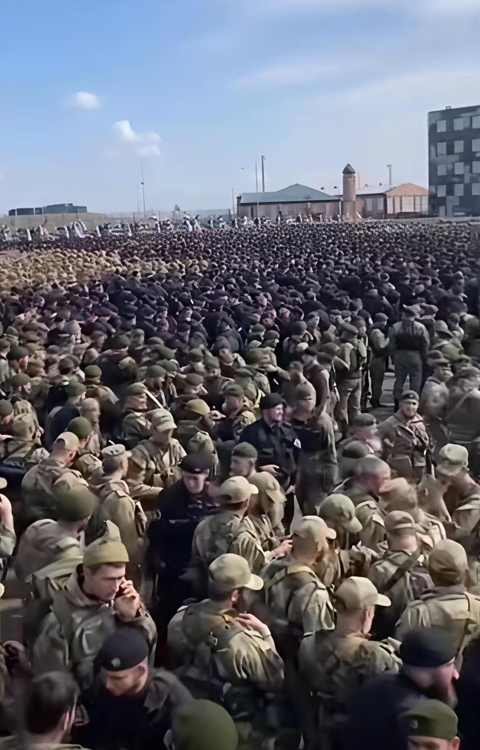 ​乌克兰后方突然间出现了密密麻麻大量的乌克兰军人，看上去他们整装待发，即将赶往前