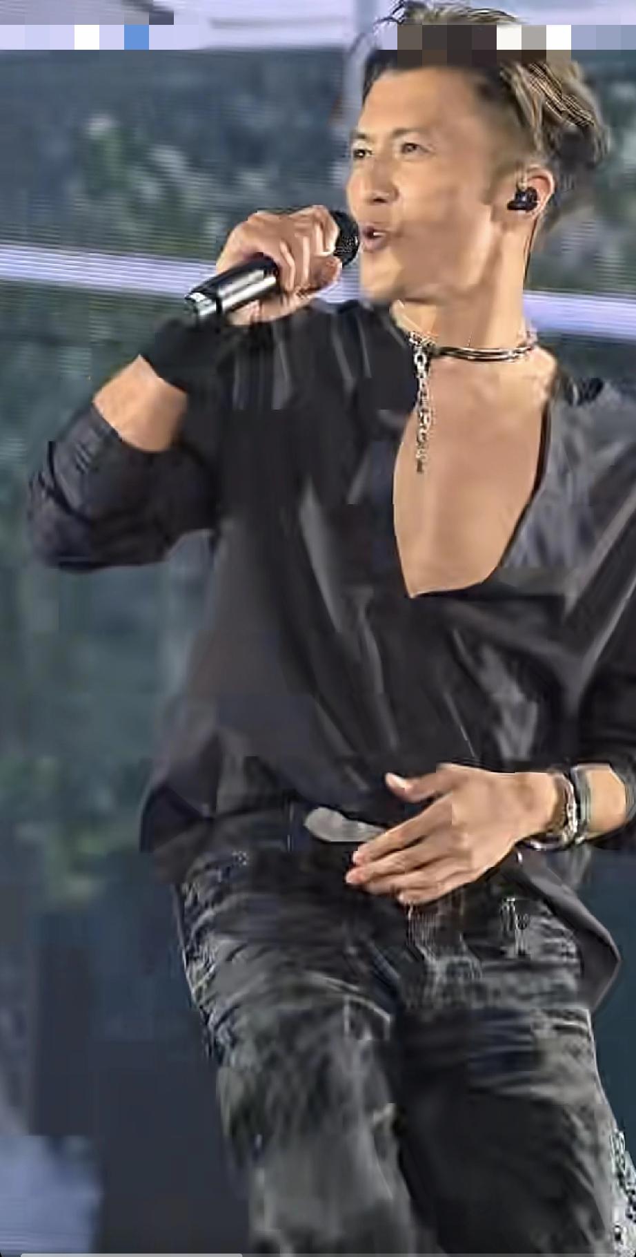 谢霆锋真豪气，深圳演唱会戴的项链是蒂芙尼的，要62万，全身都是名牌!3月20