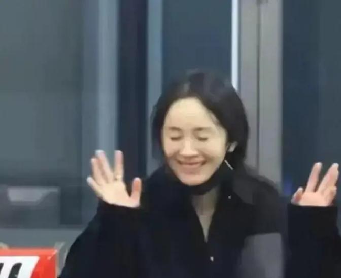 别再夸杨幂的“少女感”了。她早已撕掉了这个标签。39岁素颜直面镜头，