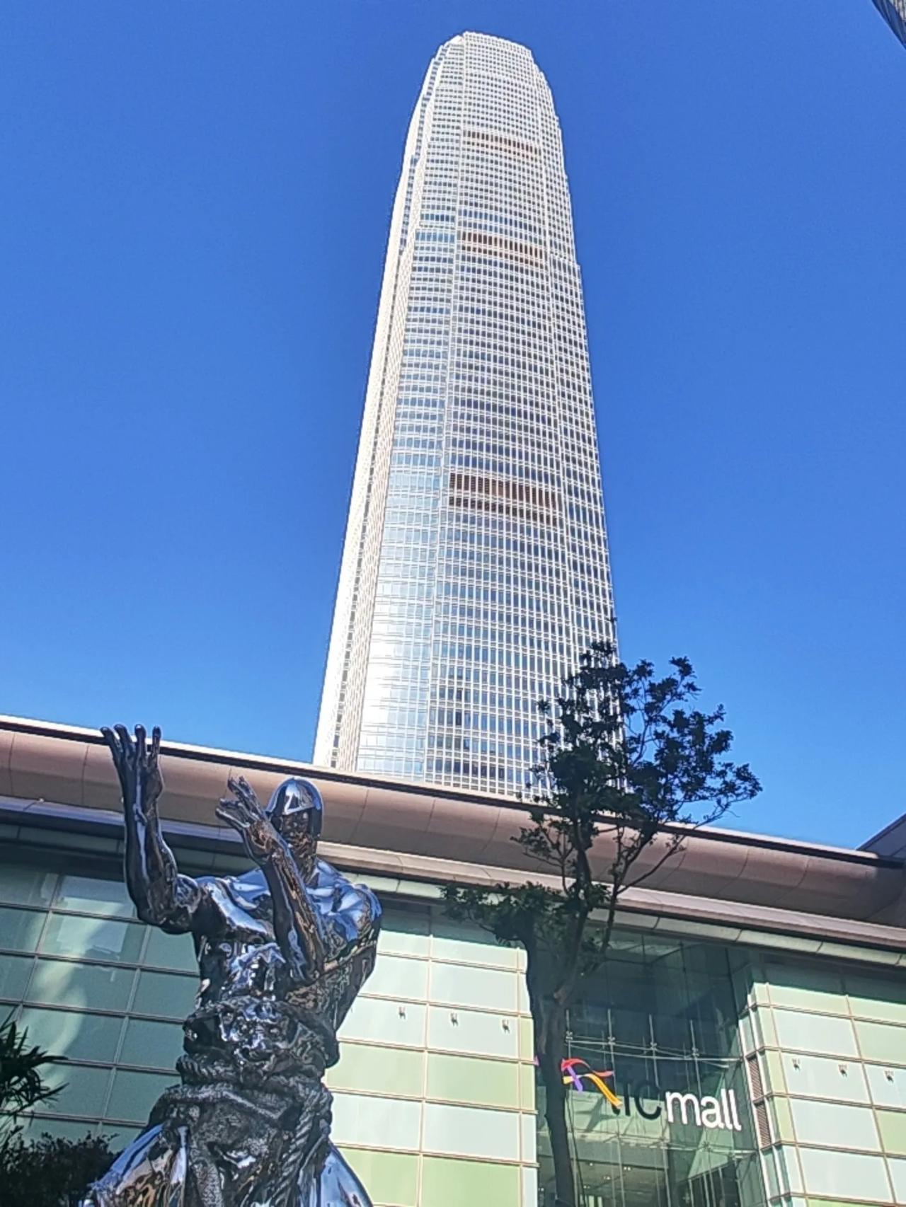 多年前去香港，印象中满大街的红色丰田皇冠出租车，今天在港岛玩了一天，居然这老古董