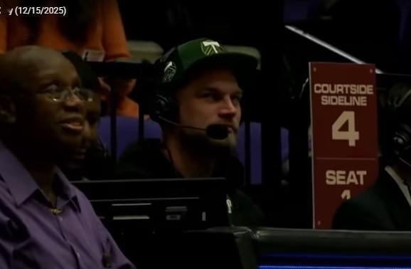 别再叫他“下放球员”。开拓者总经理克罗宁坐在发展联盟场边，笔记本上写满战术符号