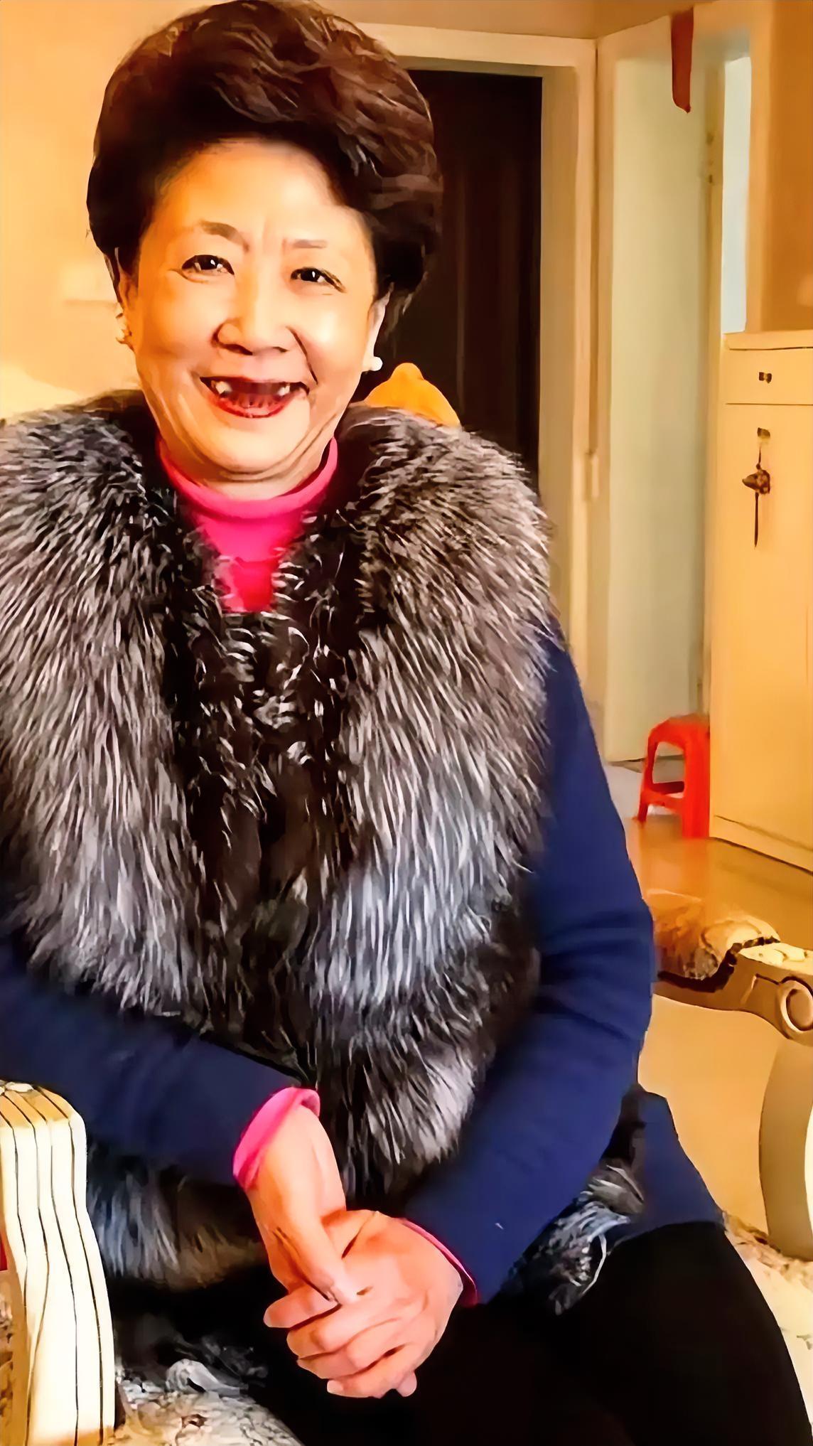 太佩服庞叔令女士了徐莺和徐湖平本想借着画展的机会，结交庞叔令，就此坐实徐莺