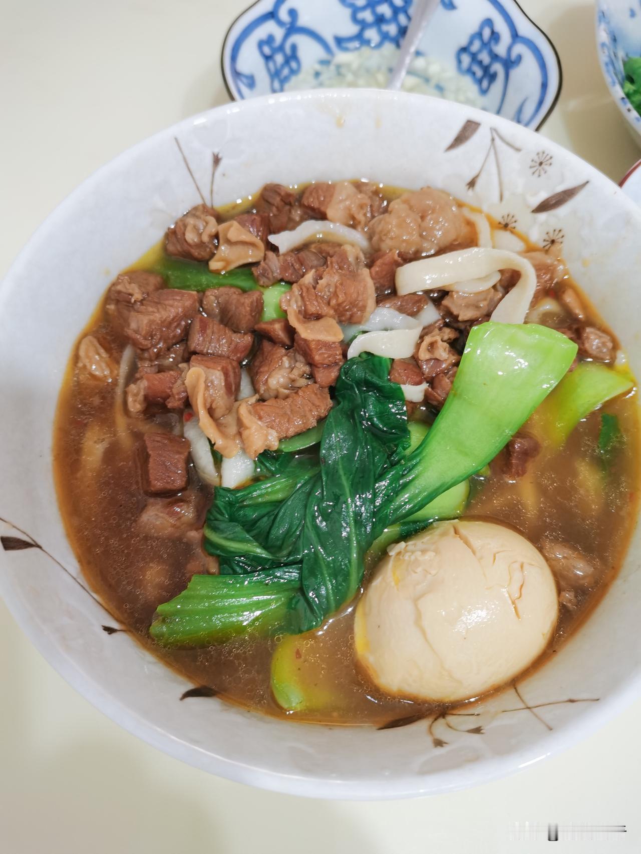 和朋友去吃面，他非要挑战超大碗牛肉面，吃到一半放下筷子：不是面吃不完，是我的胃