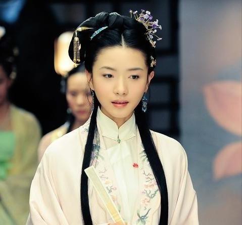 1358年，朱元璋大军进驻婺州城，侄子朱文正偷偷带了个美女，来到营中。朱元璋一见