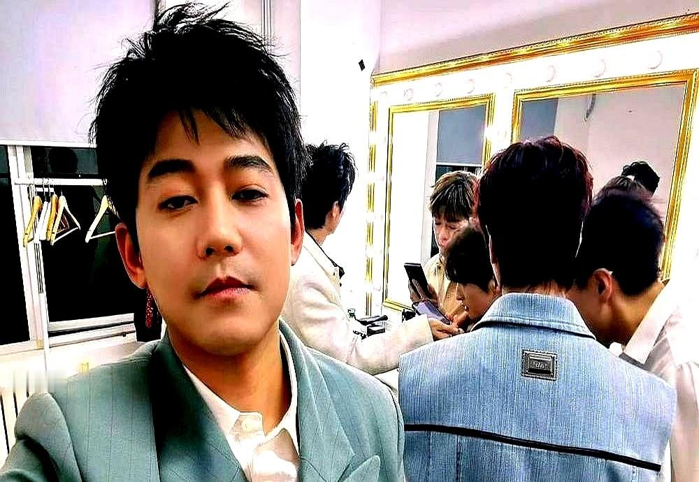 饭局上，陈楚生指着苏醒的鼻子笑骂：“你糊了！”引得众人一阵哄笑。苏醒眼皮都没抬，反手把一沓通告单啪地