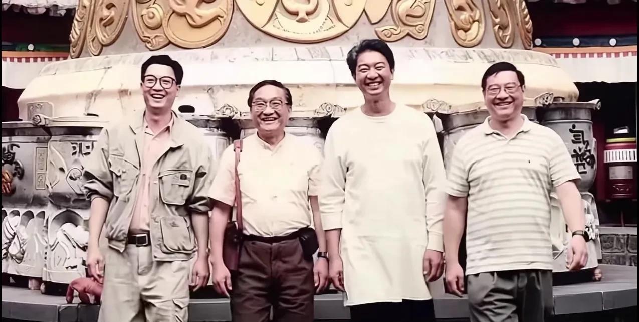 痛心！蔡澜也走了，至此香港“四大才子”天堂集合完毕！左起黄霑，金庸，蔡澜，倪匡