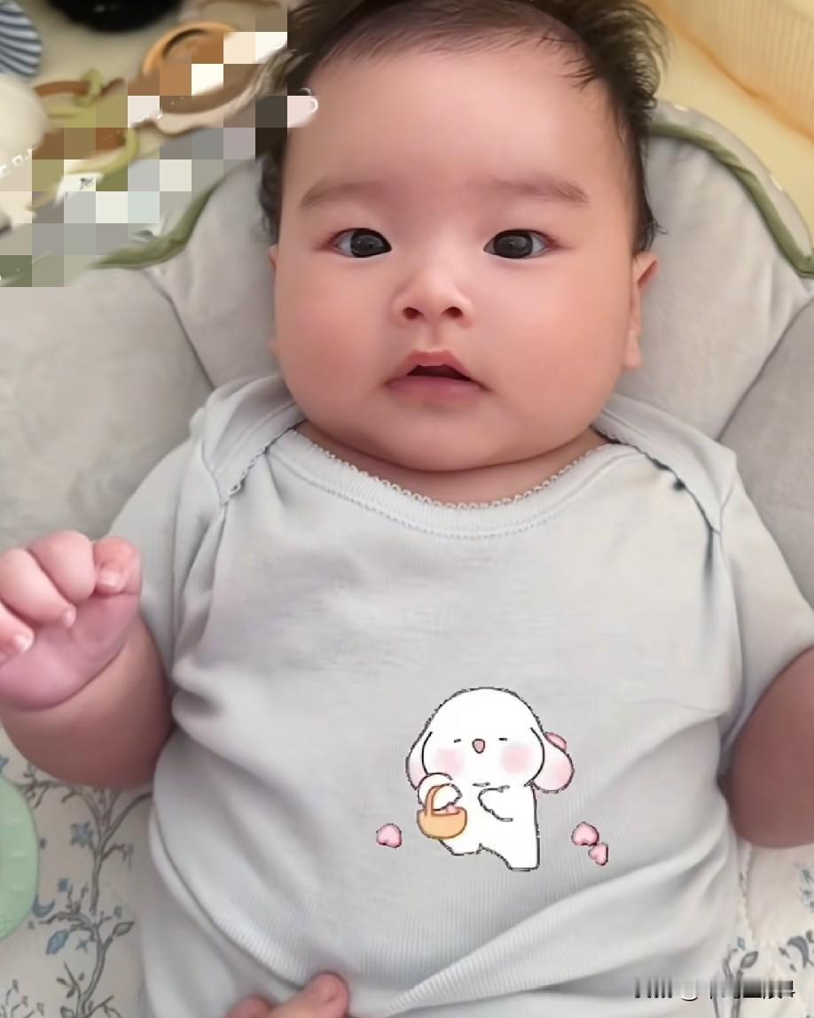 马筱梅太会拿捏人心了，知道大家喜欢小汪宝，端午节，晒小汪宝近照，可爱的大眼萌娃，