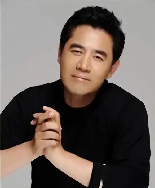 当年，陈宝国当着全班同学的面霸气地说:“赵奎娥是我的，谁也别跟我抢。”同