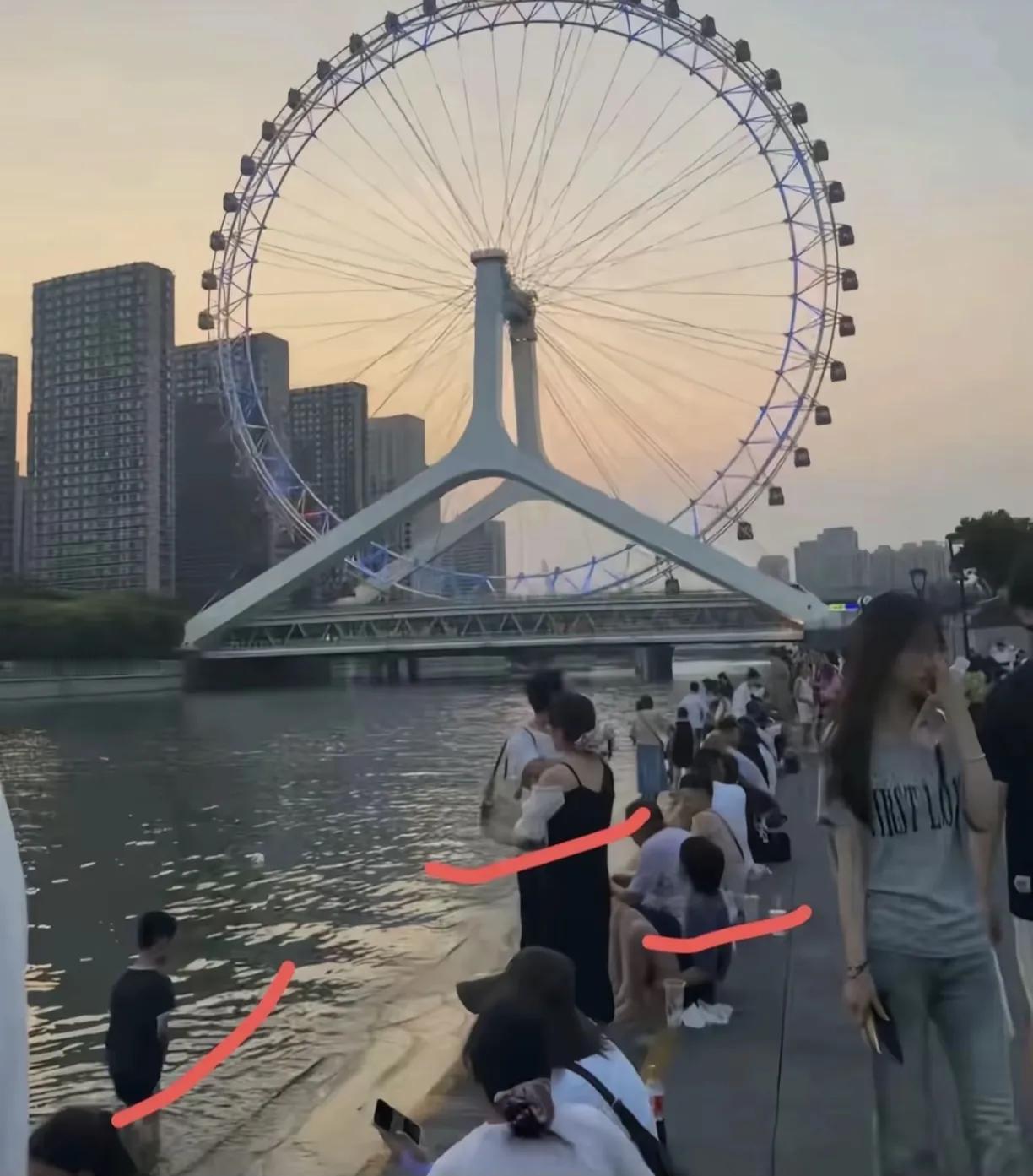 看了天津那对母子溺亡的照片，发现还是他们疏忽了，小儿子落水前，爸爸是在玩手机，妈
