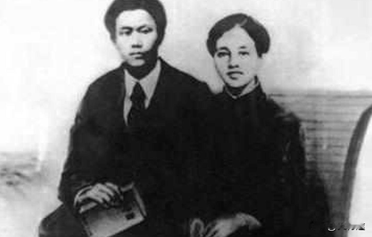 蔡和森与向警予分手后，留在莫斯科担任中国共产党驻共产国际的代表。此时的蔡和森可谓