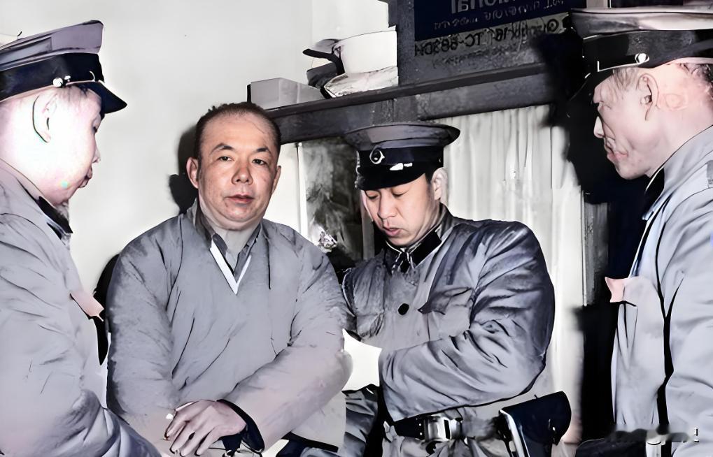 这个军统老特务,靠着极强的隐蔽性和欺骗性,在大陆潜伏了三十多年,他的被捕在当年是