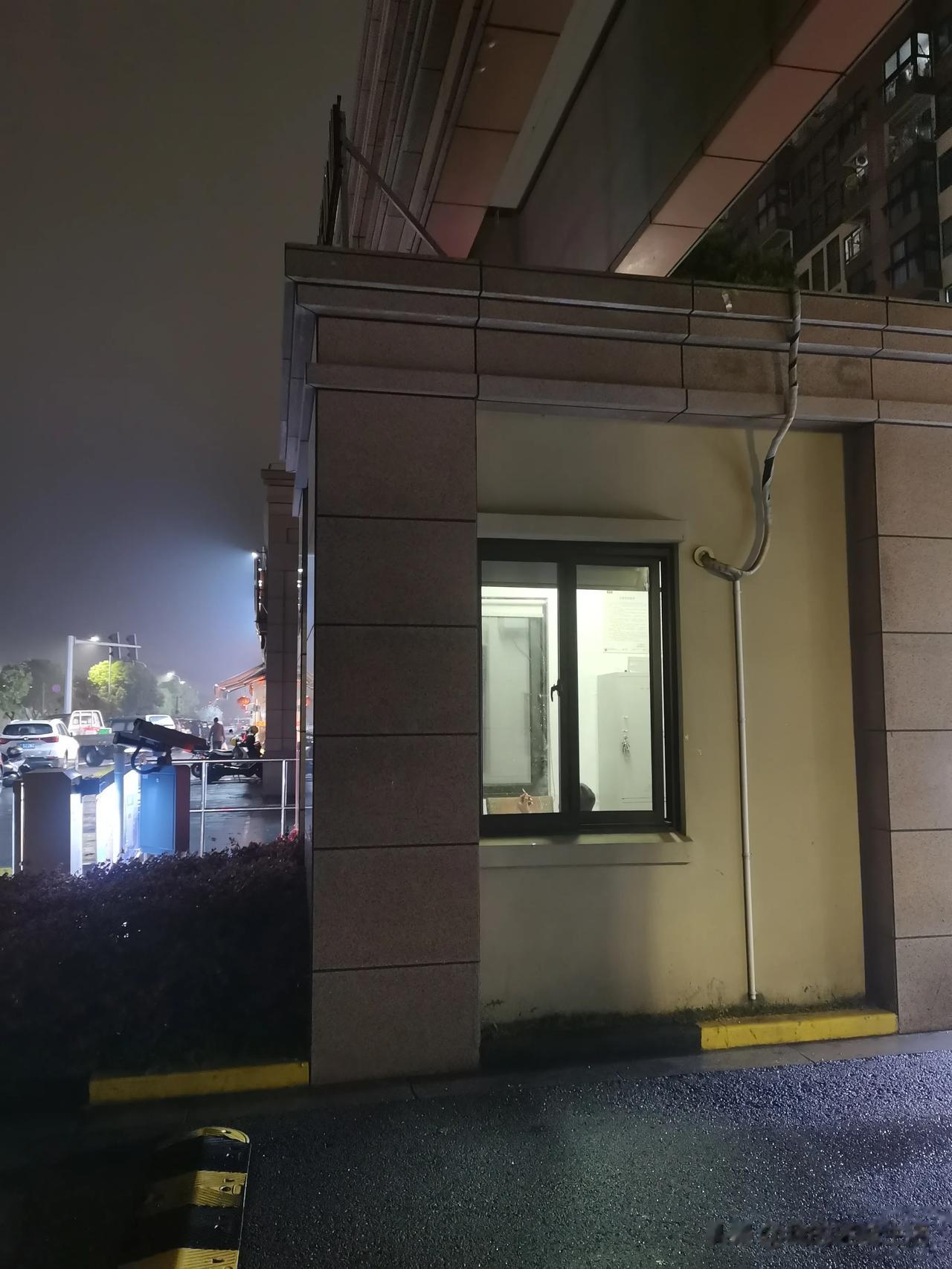 早上发生一件令人非常气愤的事，一手提着很重的菜，前面背着娃，进小区保安不开门，我