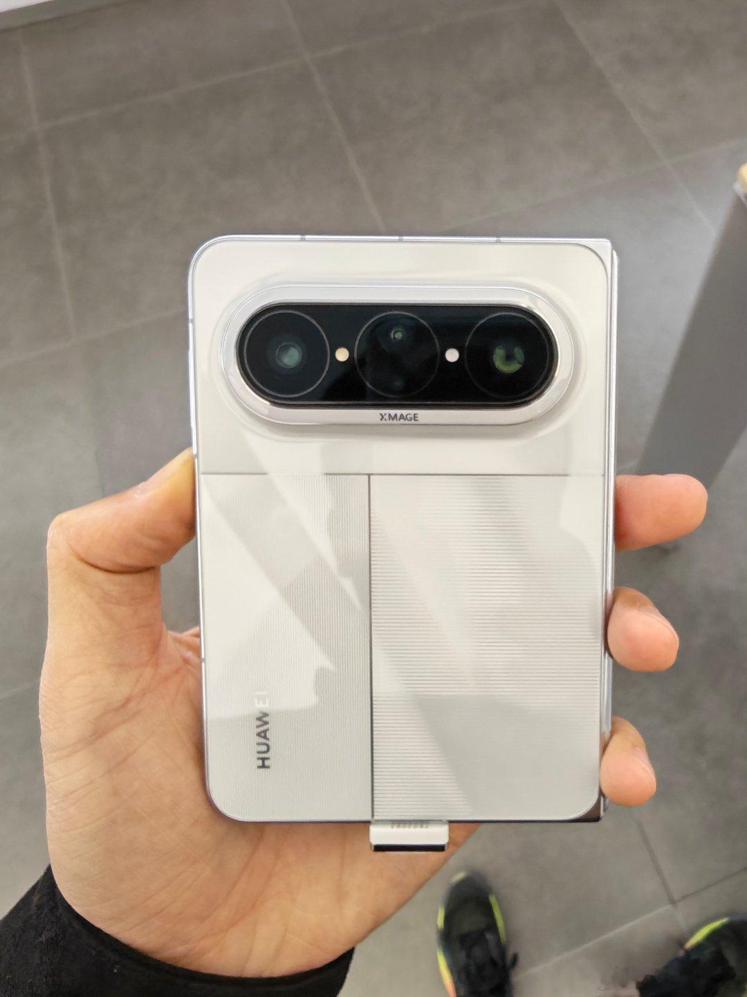 拿到华为PuraXMax后，瞬间就觉得小竖折不香了～作为阔折叠首款机型，华为