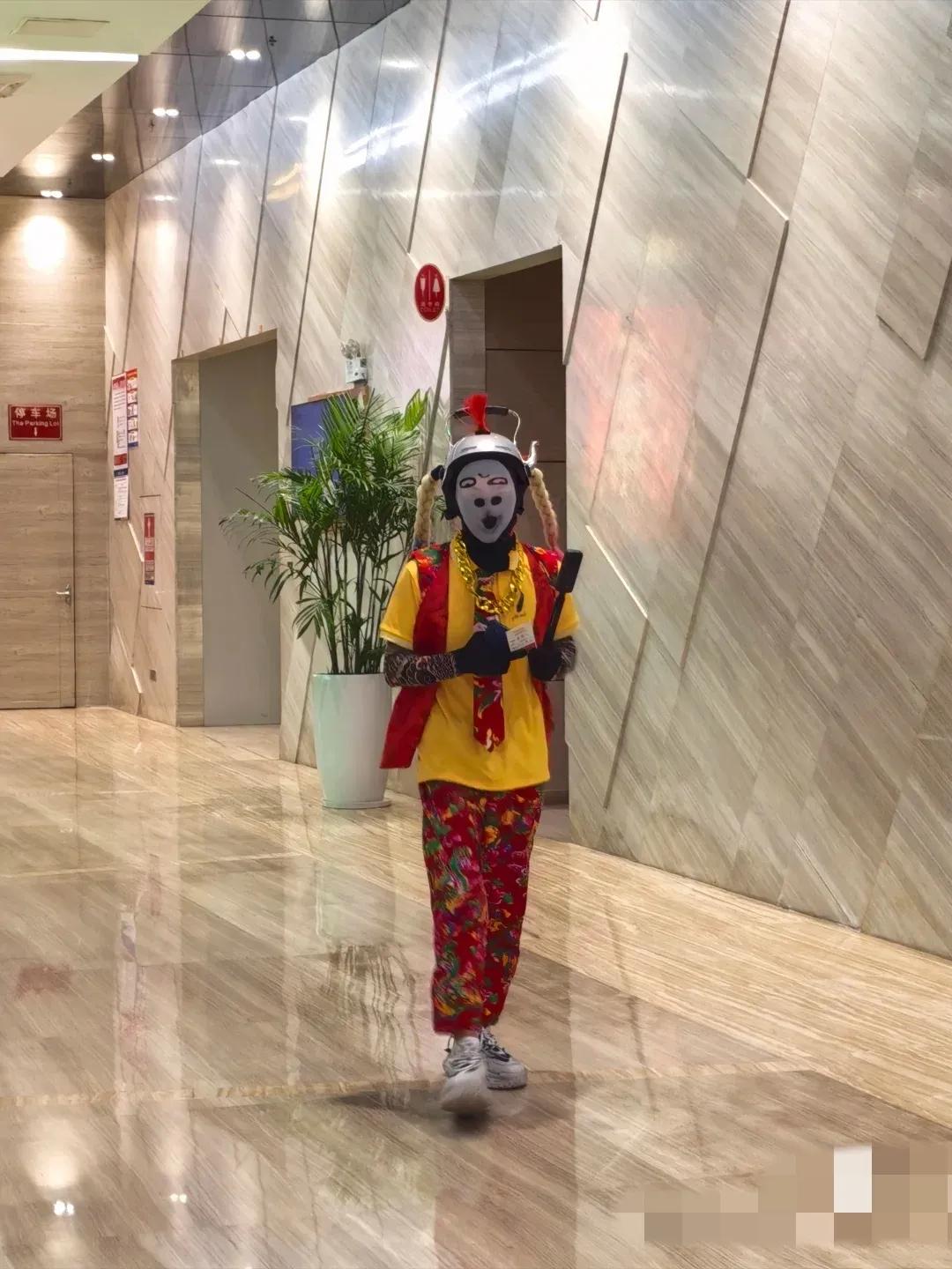 网上的这种外卖员真的被我遇见了！能不能就戴个普通面罩头盔，这个真能把人吓死。