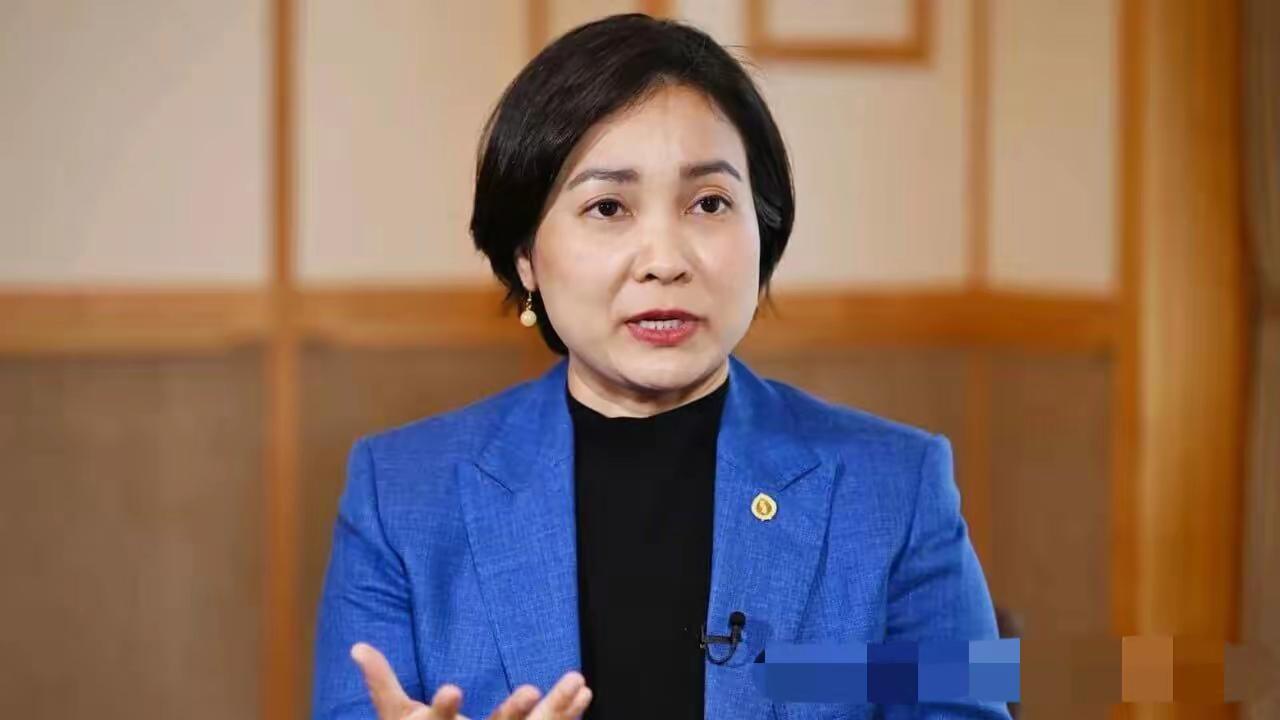 这个女人就是柬埔寨国家银行的行长谢思蕾，45岁，她的父亲是前行长，父业女承，连岗