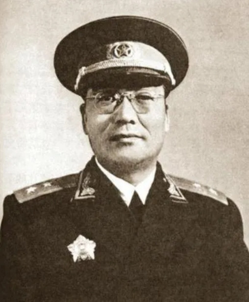 1948年，特务头子叶秀峰，坐着防弹车来到韩练成家，扯着嗓子问：“有人说你是共党