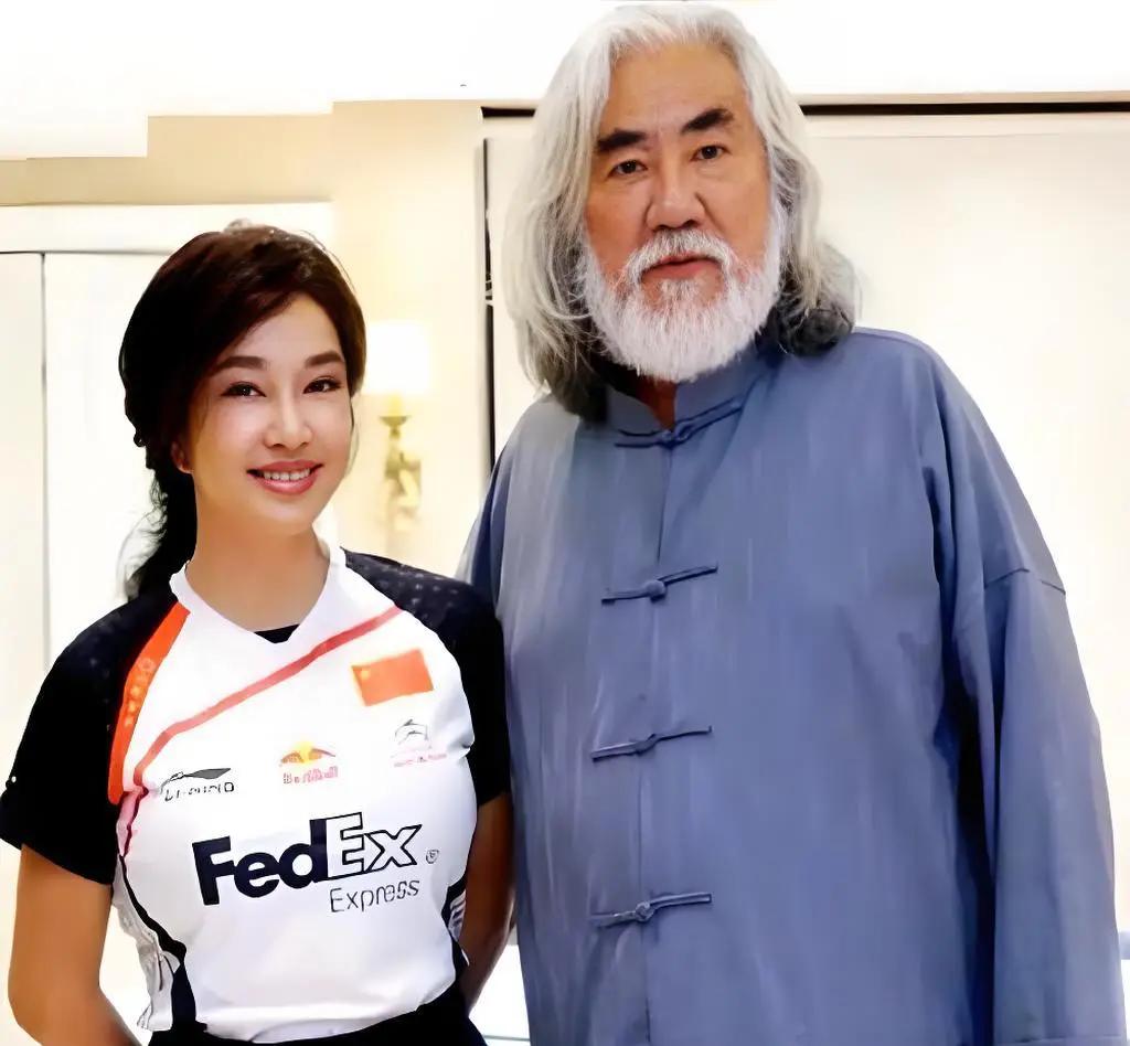 刘晓庆当年从看守所出来，兜比脸干净，欠着一千多万。没人敢用她，资方见了直摆手，怕