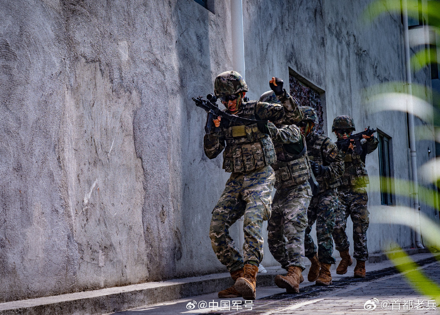 【满屏战斗力！#直击武警侦察训练高燃现场#】近日，武警第二机动总队某支队围绕侦察筹划、侦察监视、战斗