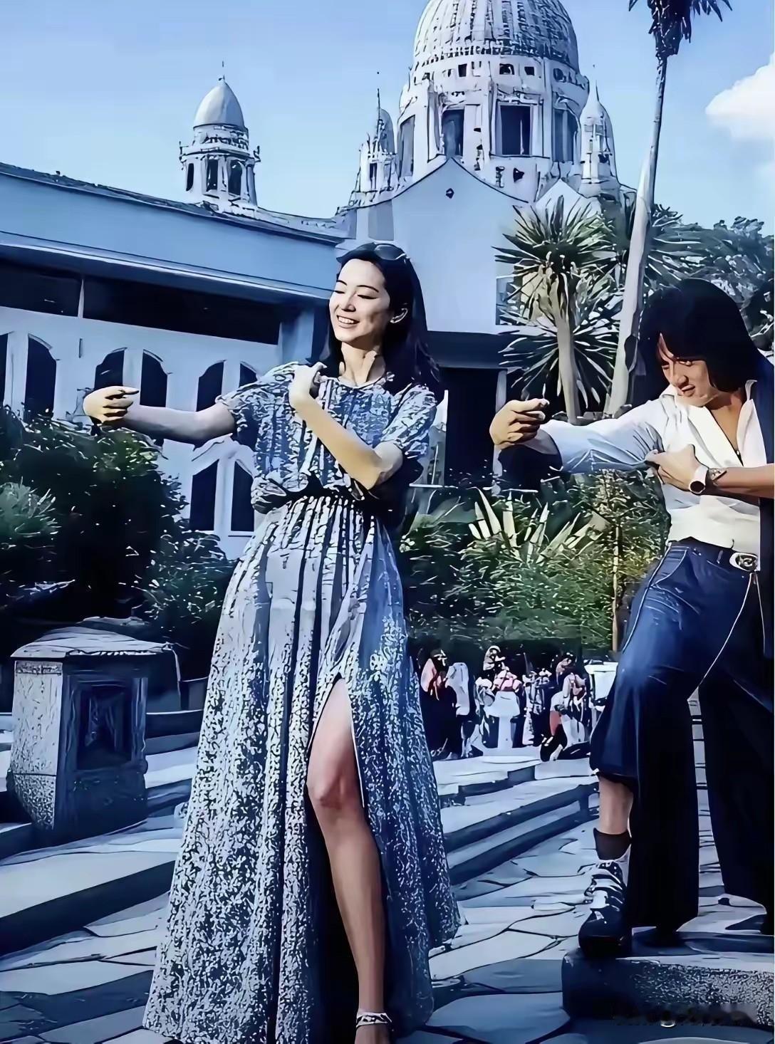 林青霞和成龙大哥这张照片，再现了美好的青春，再现了青春的活力，那时候的他们，正值