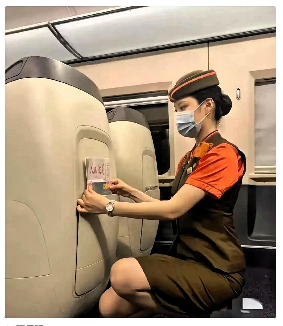 家里亲戚是当高铁乘务员的，她的工作收入很不错，给我分享了一下她的工作薪资和福利。