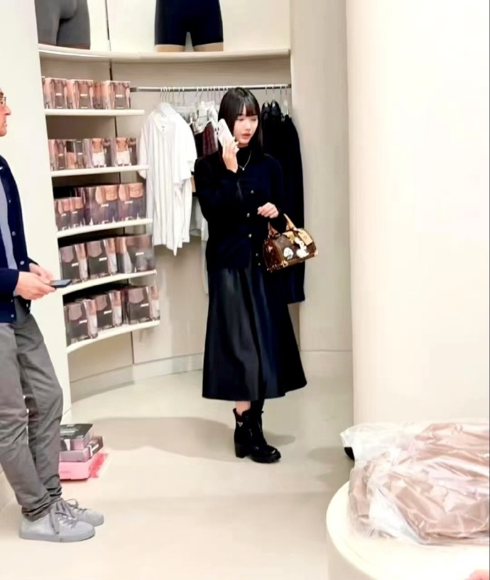 原来11月份林俊杰就被拍到陪女友逛街了。嫂子私底下风格好好看啊，完全不输女明星