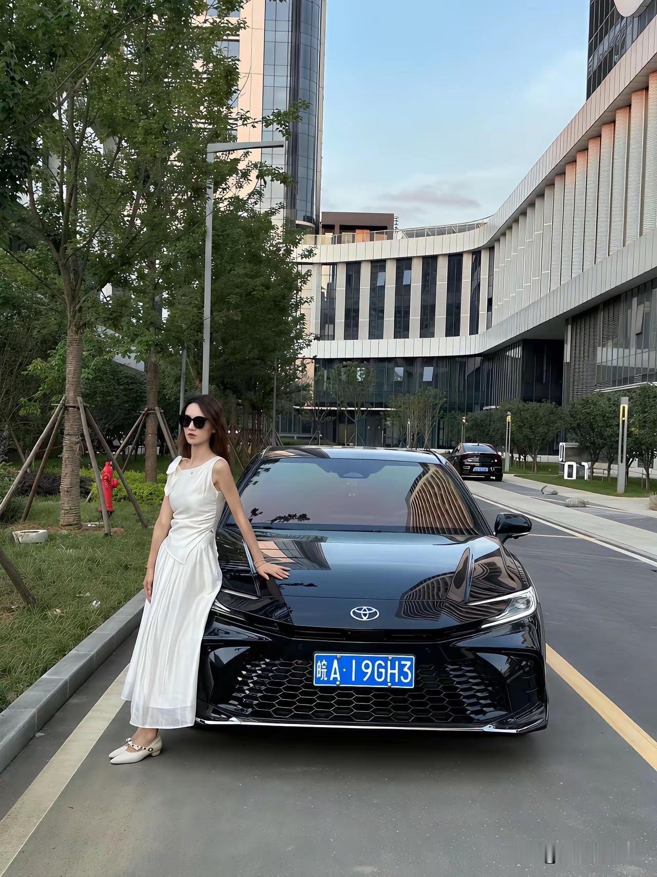 凯美瑞感觉还是比雅阁要高级一些，双擎系统既平顺又省油。雅阁涡轮增压虽然马力更大一