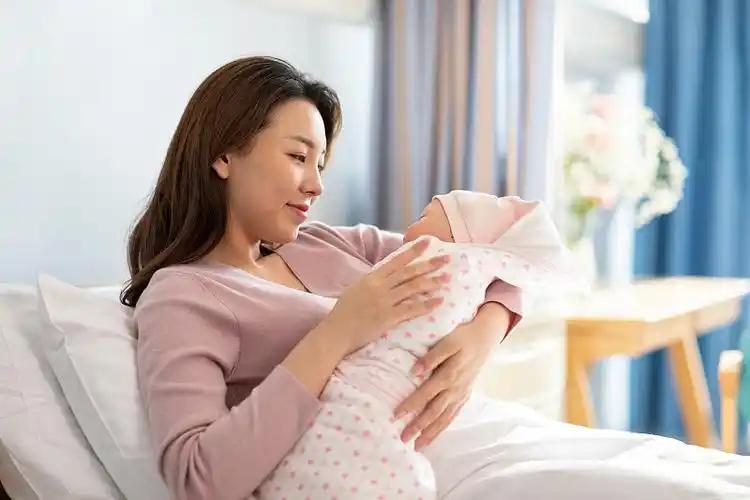 🌛为啥年轻人还是不愿意生娃？以前老一辈拼尽全力也要多生几个，张口闭口