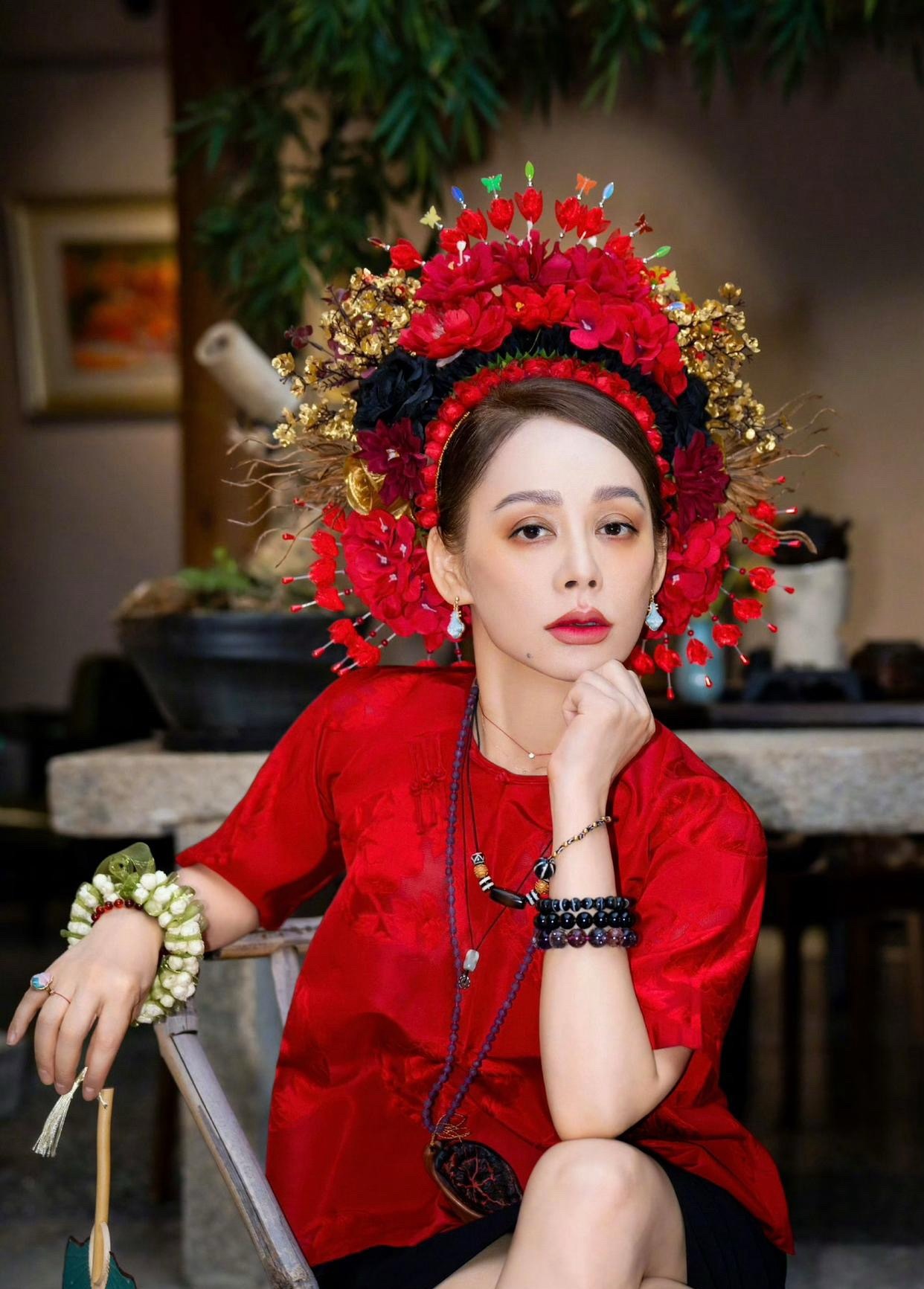 宁静簪花造型，单看脸还挺适合民族风，但看她的身子骨头重脚轻，骨架竟然这么小。​
