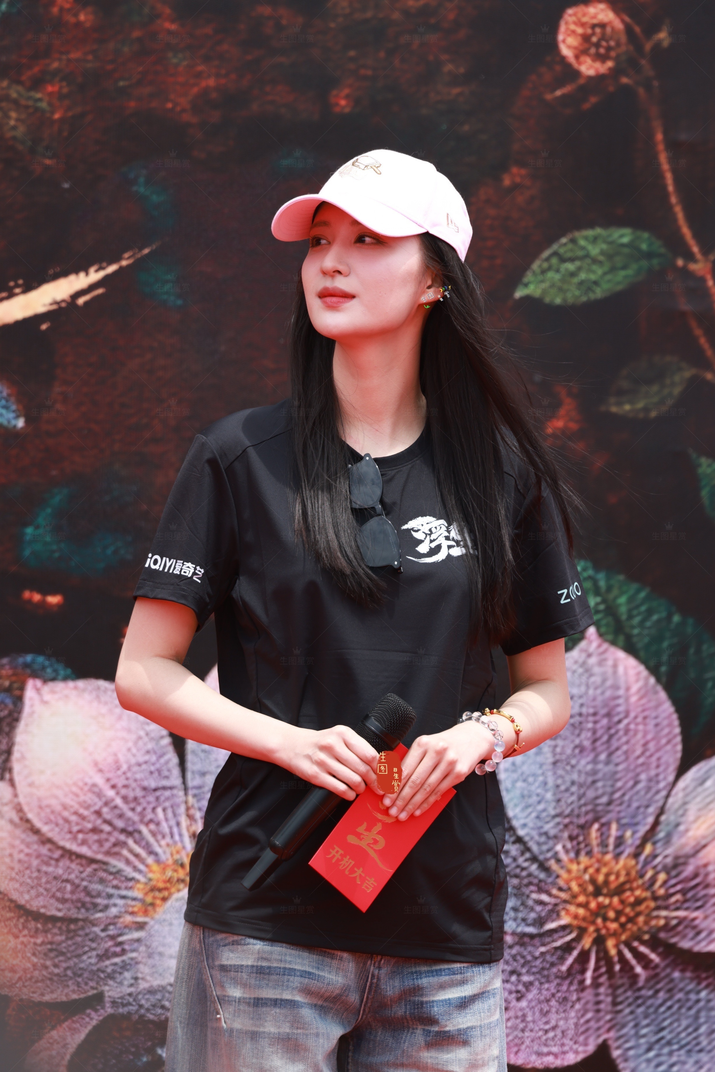 王楚然浮生开机，今天是闪闪的Chuan王楚然裟椤王楚然让粉丝摸到下巴了