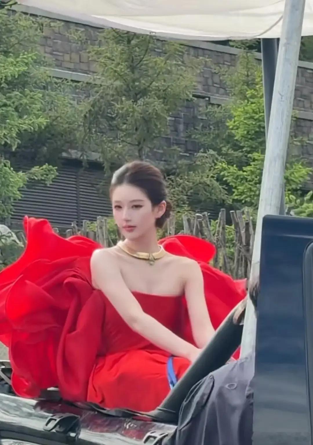 我只能说红色太适合赵露思了美的很今天这么多人里赵露思是最好看的