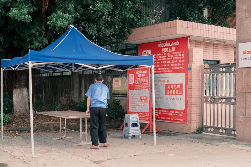 突然萌生一个想法。就拿东莞市大厂关闭的情况来说，别让大家陷入失业困境，应当即刻