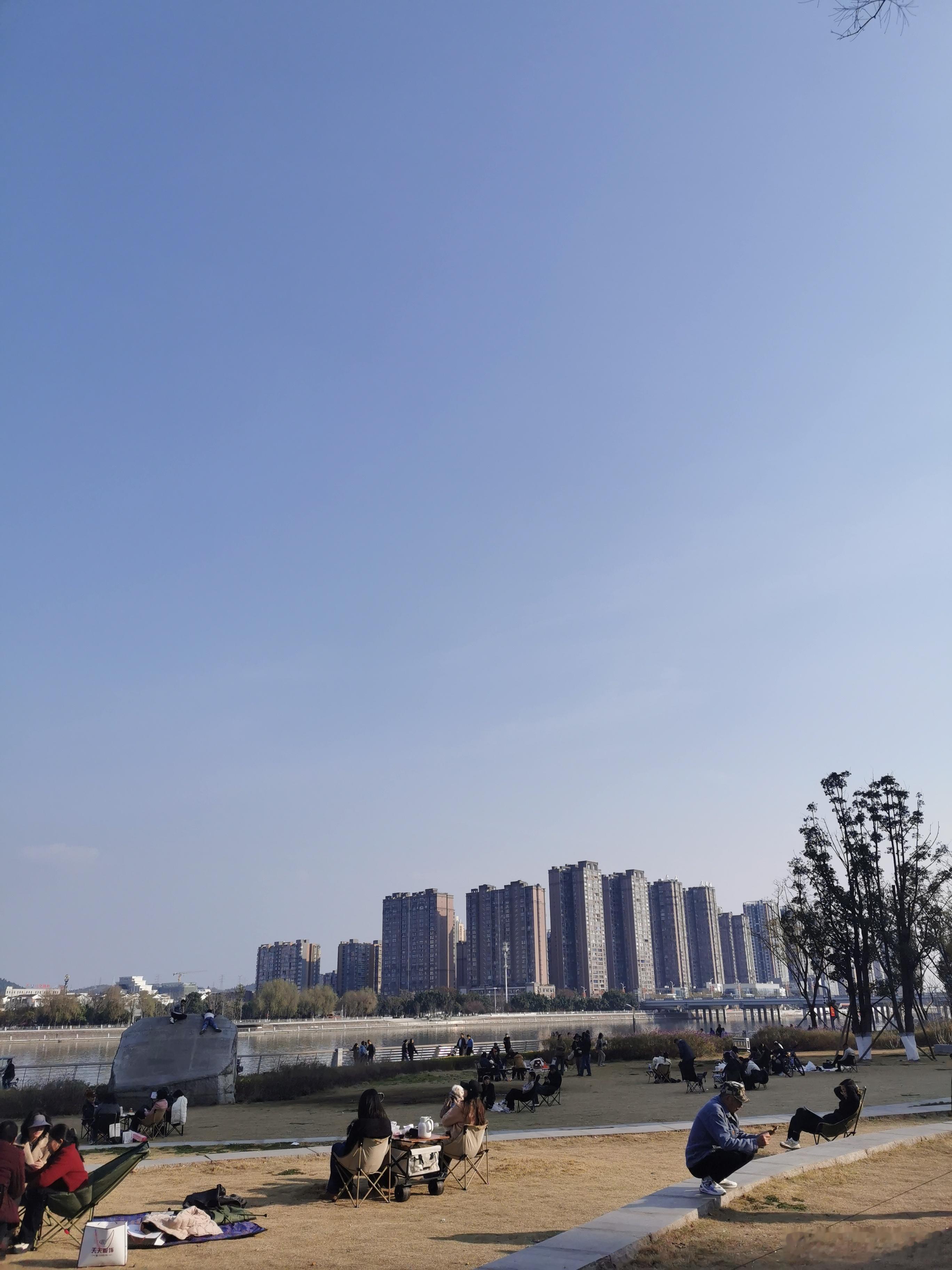 回乡见闻反向回乡：今初三，没有麻将、没有饭局、牌局，室外“晒太阳”，露营，越来越