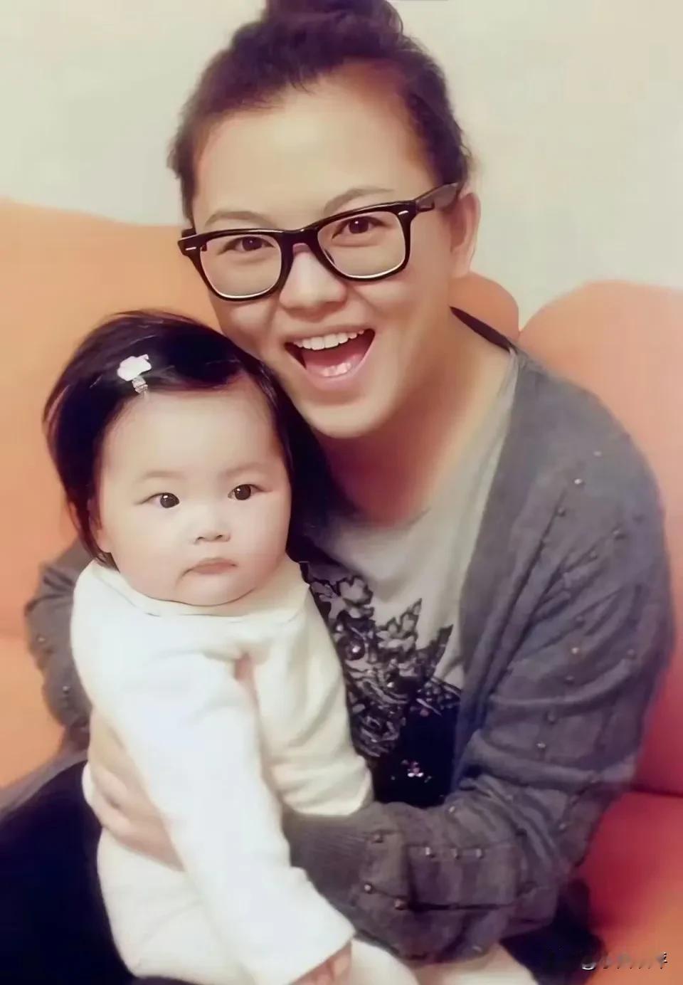 王诗龄小时候，和爸爸妈妈的合影。一家三口特别幸福。现在，李湘和王岳伦虽然离婚了，